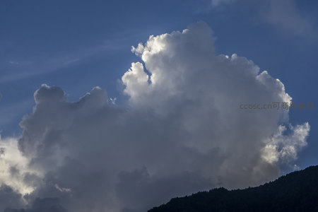 蓝天白云映衬山峦轮廓