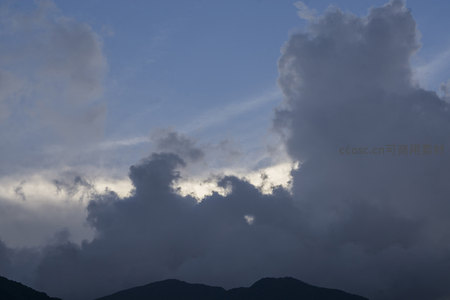 山峦剪影与云海光影交织的壮丽天际