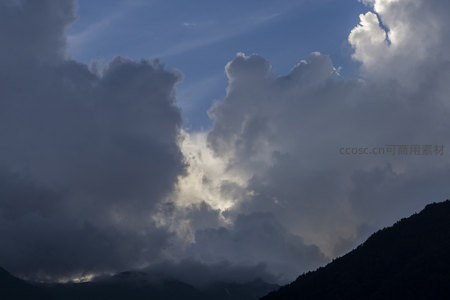 山峰之上云卷云舒的戏剧性光影时刻