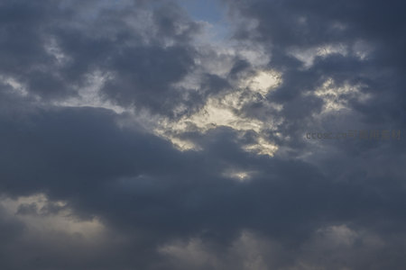 阴云密布中透出希望之光的天空景象
