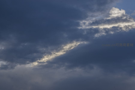 深蓝苍穹下流动云带的抽象艺术构图