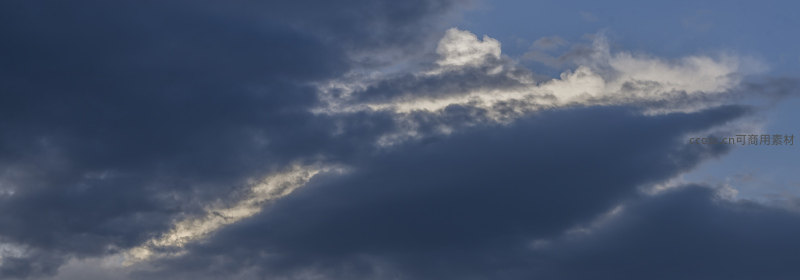 广阔天幕中云层流动形成的自然艺术线条