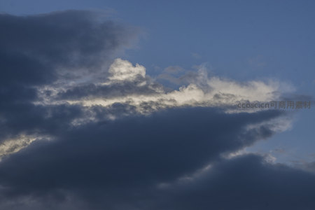 暮色云层光影交错，天空深邃如画