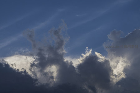 蓝天白云层次分明，云朵如絮飘逸