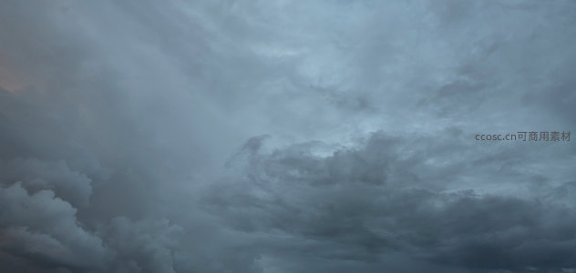 风暴前兆阴云密布，天空压抑沉郁