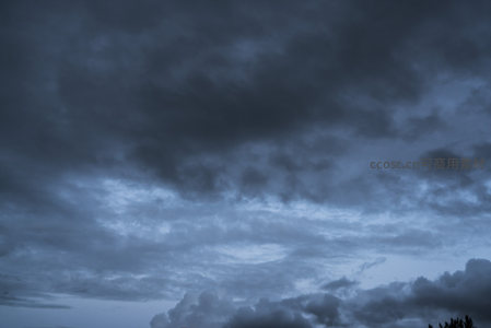 乌云密布的天空，预示着即将到来的暴雨。