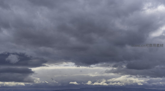 远山之上，灰暗云层低垂，风雨欲来。