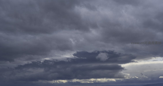 浓云翻涌，光影交错，天空如画布般变幻莫测。