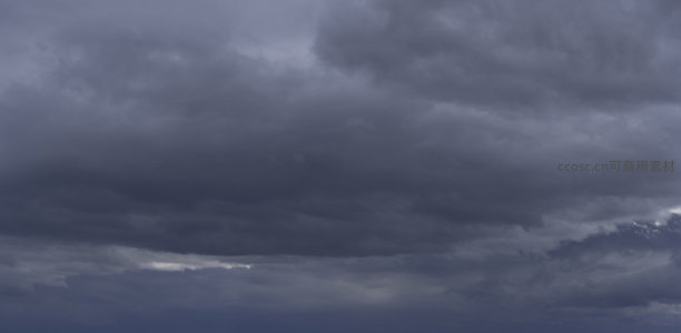 乌云密布的天空预示着暴风雨来临