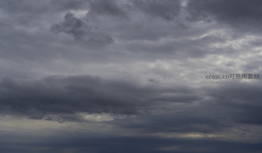 灰云漫天，层次分明，天空上演无声的戏剧。