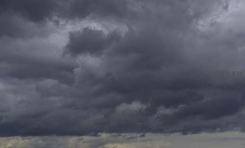 翻滚的积雨云预示强对流天气