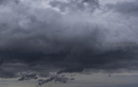 低垂的黑云压顶带来压迫感