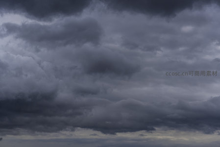 深灰色云海翻腾如巨兽潜伏