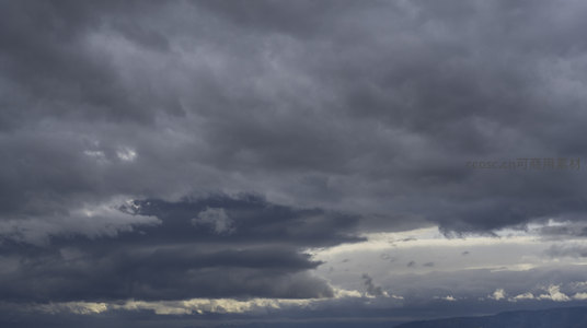 远山之上的乌云层叠气势恢宏