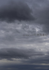 乌云密布的天空，预示着即将到来的暴雨。