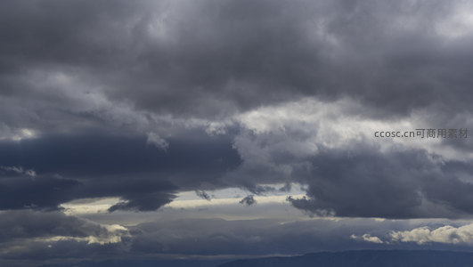 云隙透光，远山在阴云下静默如画。