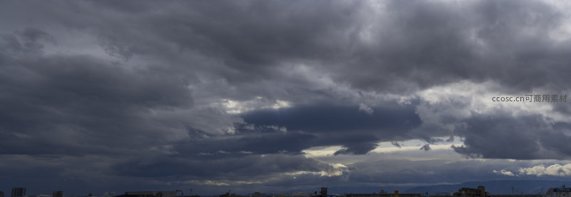 城市上空的风暴云，建筑群在阴影中沉默。
