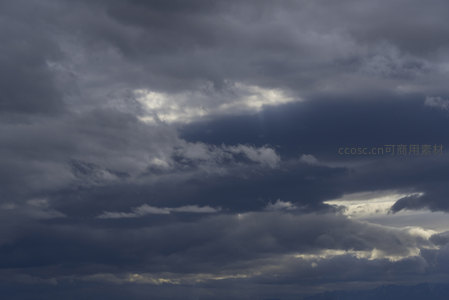 破云而出的阳光穿透厚重云层，带来希望之光