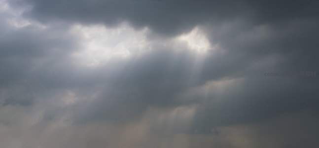 乌云密布，阳光穿透云层洒下希望之光