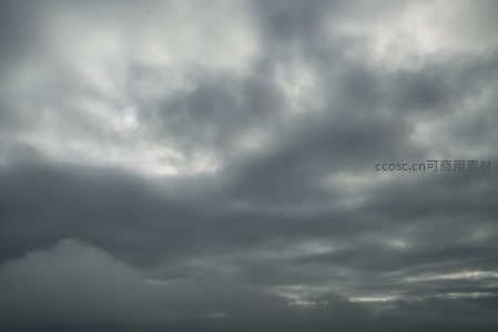 灰暗云海翻涌，天空低垂压境如墨