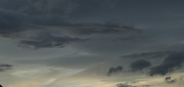 暮色苍茫，云层渐染黄昏暖调余晖