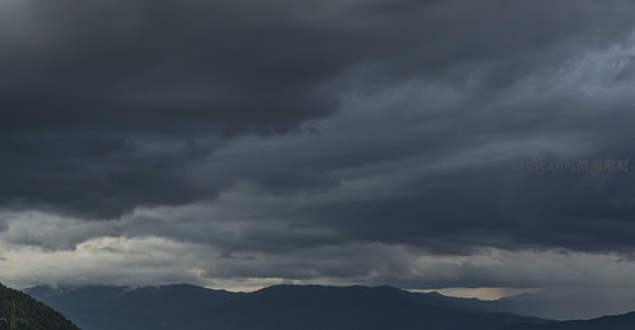黑云翻涌遮日月，群山静默待雨声