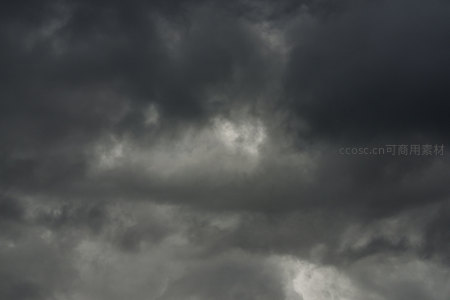 灰暗云海翻腾处，光影交错显苍穹