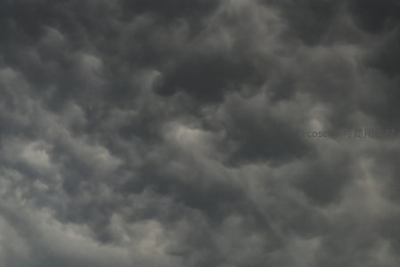 浓云密布无边际，天地一色暗沉沉