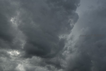 乌云聚拢如山岳，裂隙透光现生机