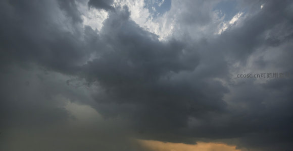 乌云密布的天空，预示着即将到来的暴雨