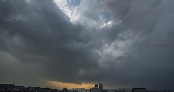城市上空乌云压顶，雨幕即将倾泻而下