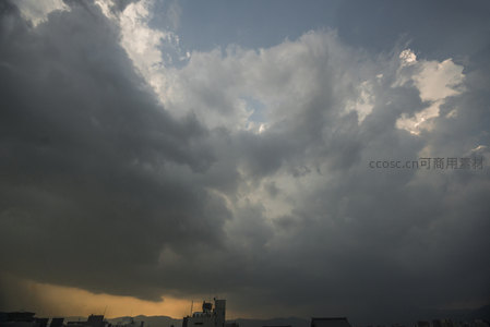 城市天际线上方乌云密布，风雨欲来
