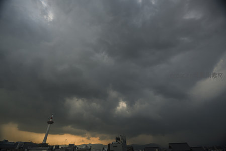 乌云压城京都塔，风雨欲来天地暗