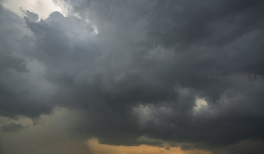 翻滚雷云密布天，光影撕裂苍穹幕