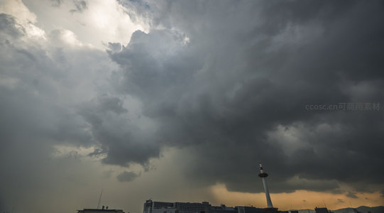 暮色云海吞都市，塔尖刺破风雨幕