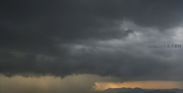 山峦之上黑云压境，雨幕如帘落人间