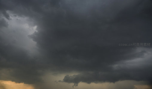 墨色云海翻涌不息，天地间酝酿惊雷