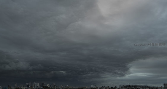 乌云压城，城市天际线笼罩在暴风雨前