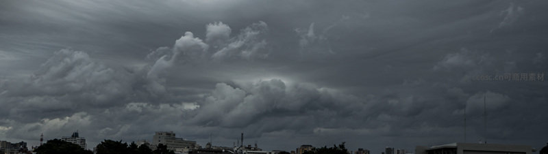 风暴云层翻滚，城市上空酝酿强对流天气