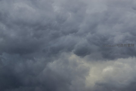 云海翻涌，灰暗天空中的戏剧性光影对比