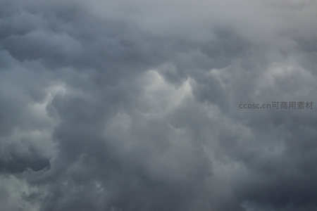 乌云密布的天空，预示着即将到来的暴风雨