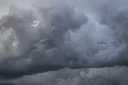 翻滚的积雨云团，气势磅礴如山岳压顶