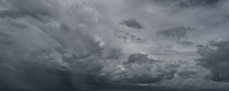广角视角下的风暴云系，雨柱直贯海面震撼人心