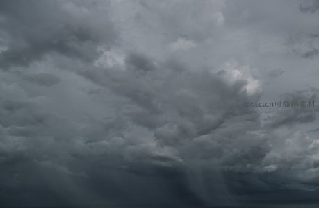乌云密布的天空，暴雨将至
