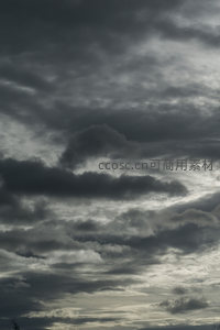 层叠云浪涌动于苍穹之上