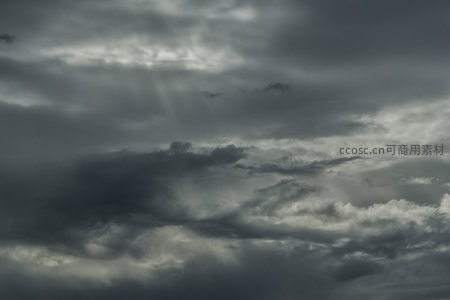 云隙光束穿透阴霾天幕