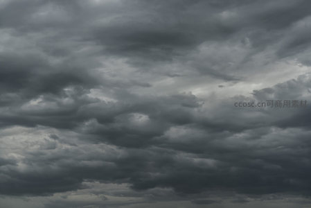 阴沉天空中翻滚的积雨云团气势磅礴