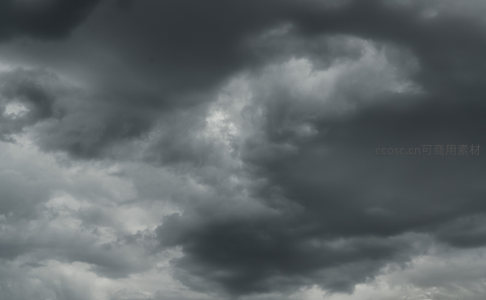 低垂厚重的云层如巨兽般笼罩大地