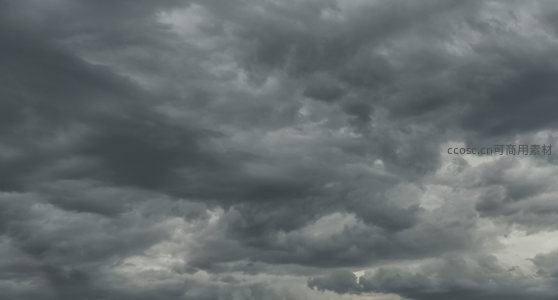翻涌的乌云如战场硝烟弥漫天际