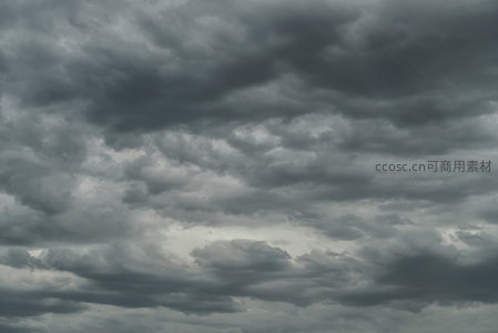 乌云密布的天空，预示着即将到来的风暴